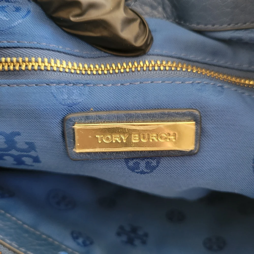 TORY BURCH TASSEL CHARMS SHOULDER BAG.